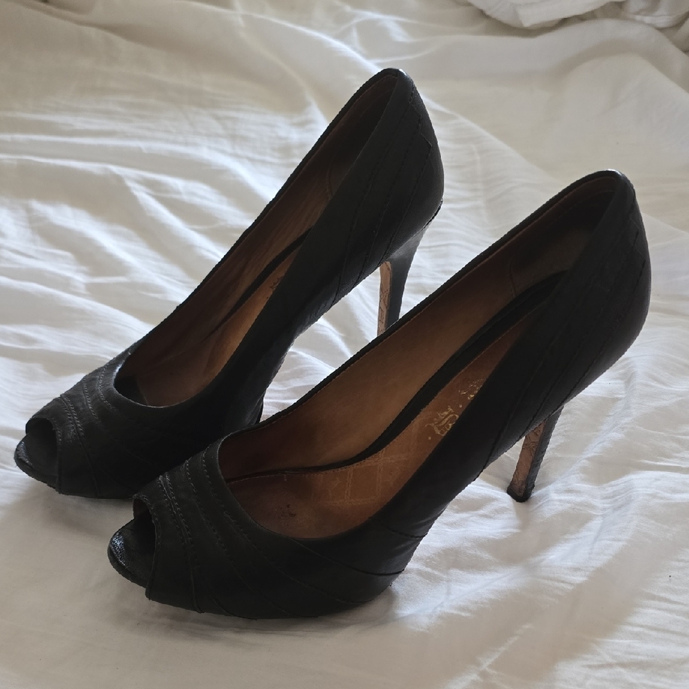 Vero Cuoio Black Peep-Toe Heels